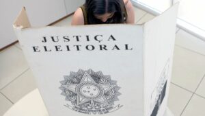 Resultados das eleições 2024 2º turno pessoas em seção eleitoral (Foto: Divulgação/TSE)