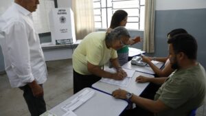 Resultados das eleições 2024 2º turno pessoas em seção eleitoral (Foto: Divulgação/TSE)